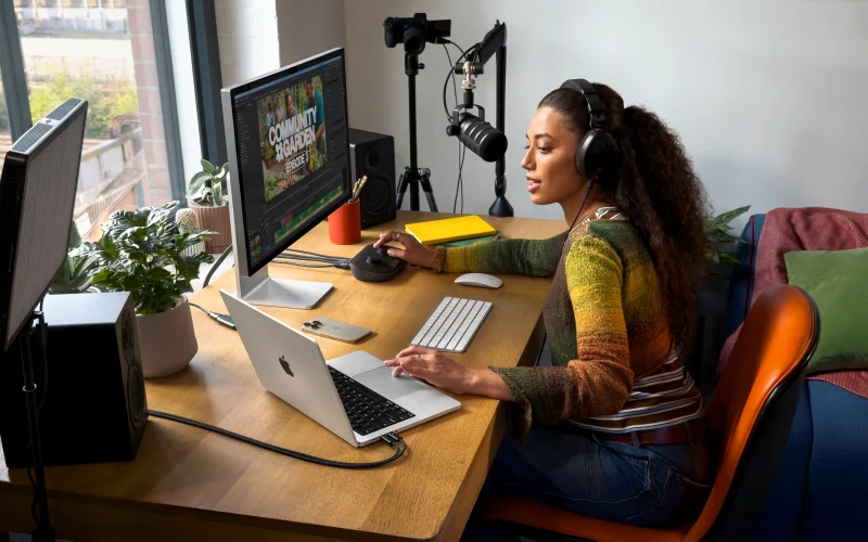 Apple presenta il nuovo MacBook Pro 14” con la potenza del chip M5, che segna un ulteriore salto avanti nell’AI per Mac