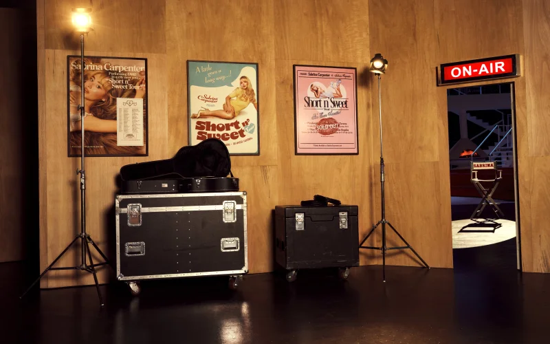 Sabrina Carpenter apre le porte del suo set “Short n’ Sweet TV Show” con Airbnb