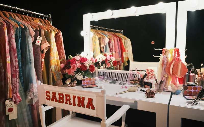 Sabrina Carpenter apre le porte del suo set “Short n’ Sweet TV Show” con Airbnb