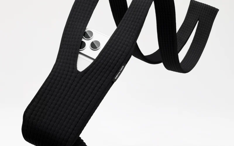 Ecco iPhone Pocket: l’esclusiva custodia in maglia 3D firmata ISSEY MIYAKE e Apple