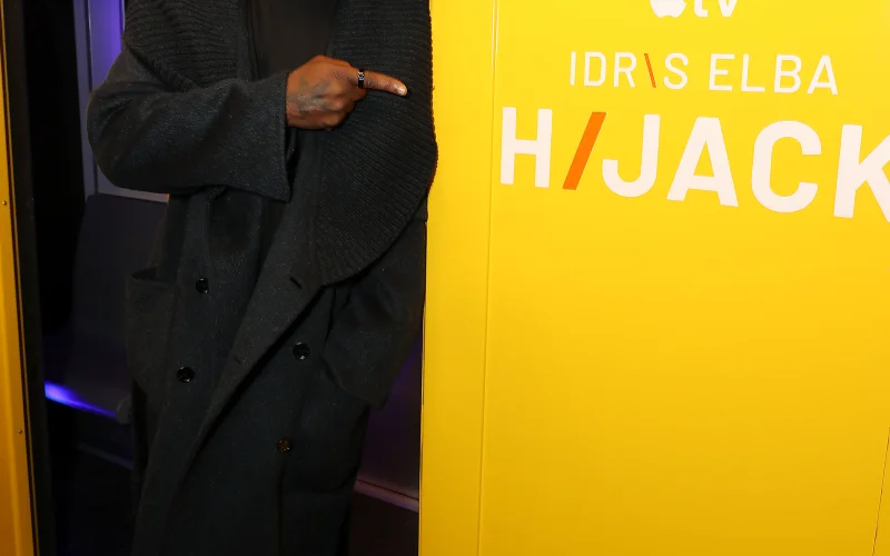 Apple TV celebra la première della seconda stagione di “Hijack” con Idris Elba