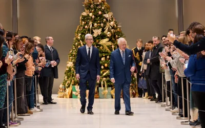 Re Carlo III visita la sede Apple nel Regno Unito