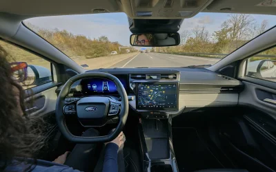 Ford porta la tecnologia BlueCruise a mani libere alla portata di tutti