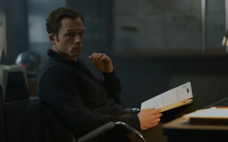 Apple TV+ svela le prime immagini della nuova serie crime drama “Smoke” con Taron Egerton