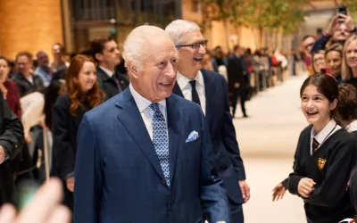 Re Carlo III visita la sede Apple nel Regno Unito