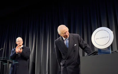 Re Carlo III visita la sede Apple nel Regno Unito