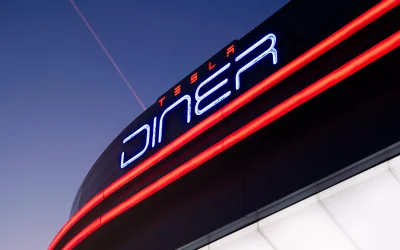 Apre a Hollywood il Tesla Diner: il futuro della ristorazione